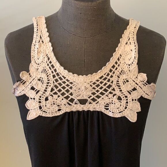 Black & White Lace Shift Dress - Picture 2 of 5